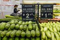 河北省唐山市遵化のスーパーに並んだ野菜（2020年7月9日撮影）。(c)Xinhua News