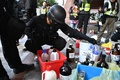 香港・紅カンにある香港理工大学で、化学物質を確認する警官（2019年11月28日撮影）。(c)Anthony WALLACE / AFP