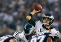 14NFL第13週、ダラス・カウボーイズ（Dallas Cowboys）対フィラデルフィア・イーグルス（Philadelphia Eagles）。パスを狙うフィラデルフィア・イーグルスのQBマーク・サンチェス（Mark Sanchez、2014年11月27日撮影）。(c)AFP/Getty Images/Tom Pennington