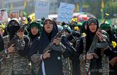 銃や剣を手にしたイラン国民、抵抗の意思示す「命ささげる覚悟」