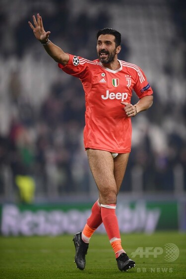 ブッフォン、試合後に脱いだショーツを観客席へ投げ込む 写真3枚 国際