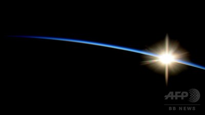 ISS滞在の宇宙飛行士が撮影した「日の出」