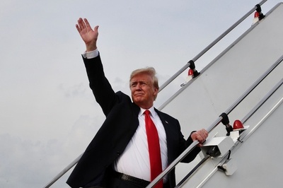 トランプ大統領、米朝首脳会談終えシンガポール出国 