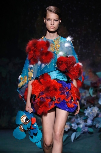 「フェンディ」17/18年秋冬パリ・オートクチュール