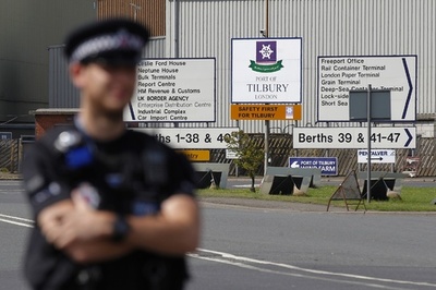 入港船のコンテナから叫び声、34人と遺体を発見 英国