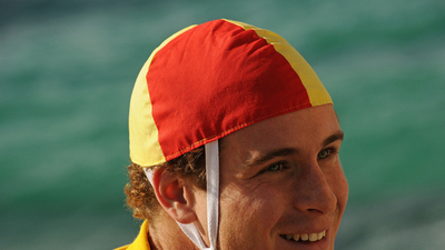 「ダサイ」との声あった水泳帽、今後も着用 豪州ライフセーバー