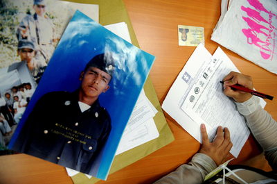 コロンビア軍幹部ら27人解任、若者らをゲリラに仕立て殺害か