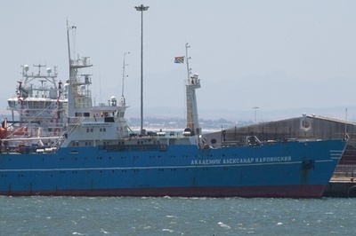 ロシア極地調査船に抗議デモ 南ア・ケープタウン港