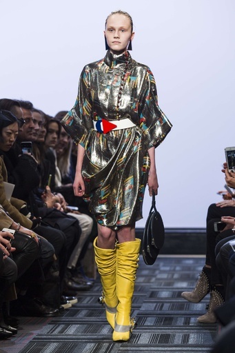 大胆な色使いと80年代風のビッグシルエット、「J.W.アンダーソン」15/16年秋冬