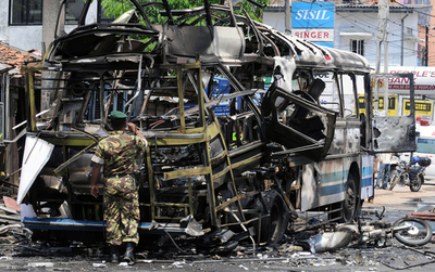 スリランカでバス内に置かれた小包爆弾が爆発、18人負傷
