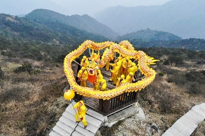 山頂に舞う「群竜」 浙江・竜泉山