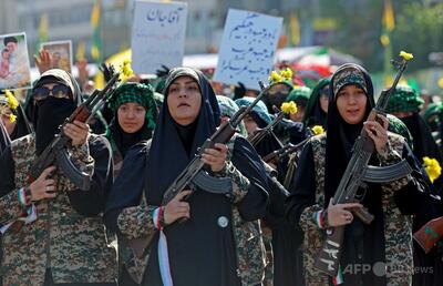 銃や剣を手にしたイラン国民、抵抗の意思示す「命ささげる覚悟」