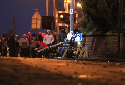 北アイルランド基地銃撃事件で4人を逮捕、警官殺害事件では5人取り調べ