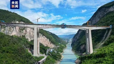 中国で最大スパンの連続箱桁橋が連結に成功