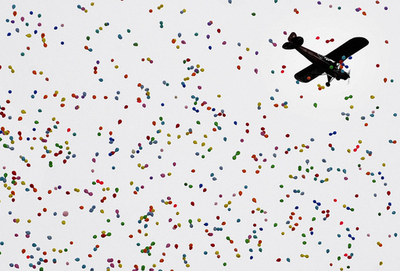 ローザンヌの空を舞うカラフルな風船