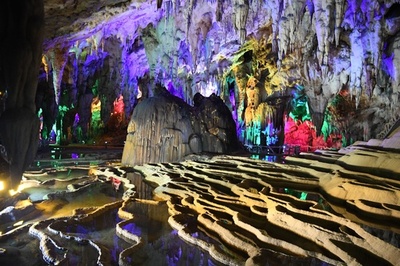 神秘的な鍾乳洞 広西・吉星岩