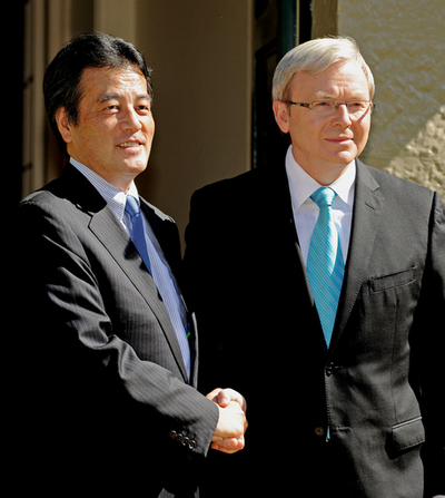 岡田外相、豪首相らと会談 捕鯨問題で「率直な議論」