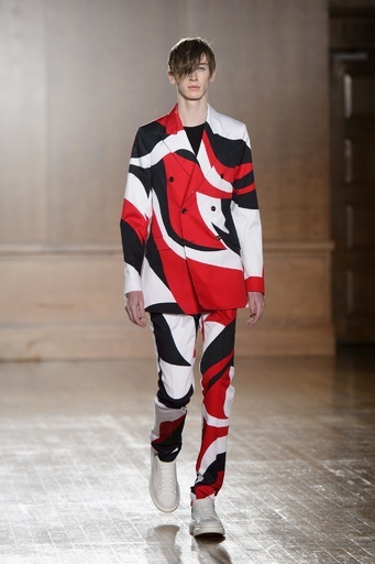 流れるような曲線のグラフィック、「アレキサンダー・マックイーン」15年春夏メンズ