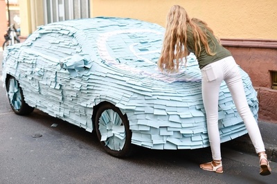 「違法駐車ダメ」 付箋で覆われた車 ドイツ