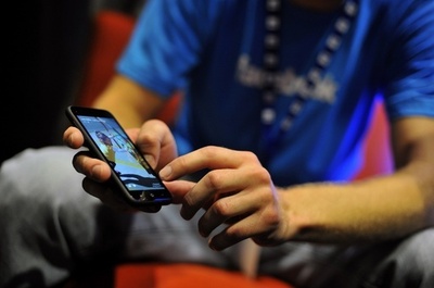 10代若者、SNS友達の影響で喫煙・飲酒を覚える可能性 米調査