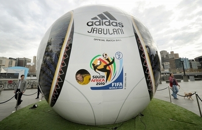 「W杯公式球の中」で生活する男、オーストラリア