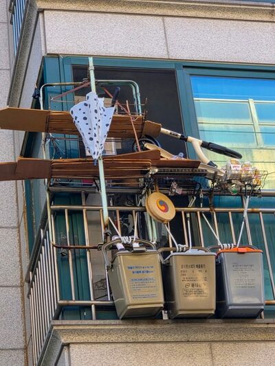 ベランダ手すりにごみ箱や楽器、大量の物がぶら下がり落下寸前…韓国の集合住宅で住民不安「強風で凶器に」