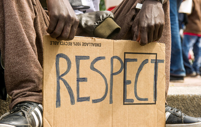 亡命希望者の手首にバンド装着、いやがらせ誘発と物議 英国