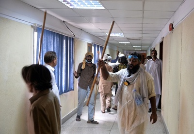 デモ隊テレビ局一時占拠、シャリフ首相は辞任を否定 パキスタン