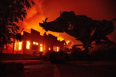 米カリフォルニア州の山火事、住民18万人に強制避難命令 州全域に非常事態宣言