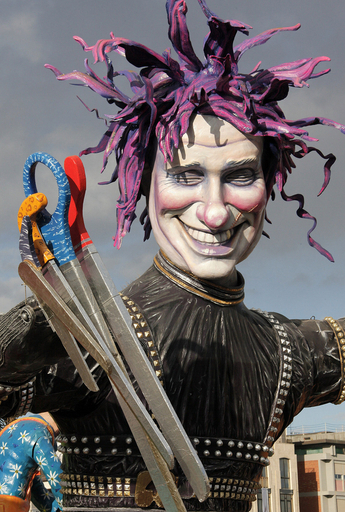 巨大な山車が練り歩く、イタリア・ビアレッジョのカーニバル