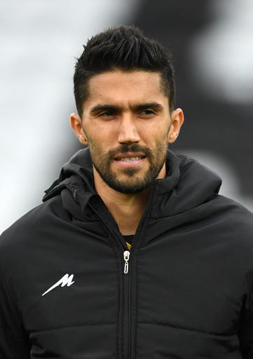 ピッチ侵入した女性ファンをハグ イラン代表GKに出場停止処分