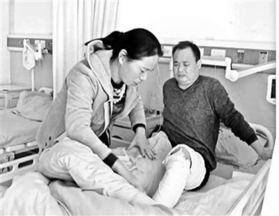 全身やけどの娘に父親の皮膚を移植、手術費用はネット募金で 河南省