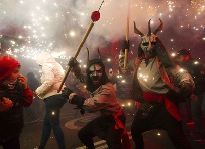 悪魔が大騒ぎ、スペイン伝統の火祭り「コレフォック」