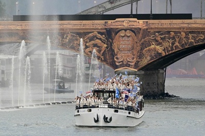 パリ五輪、セーヌ川で開会式始まる