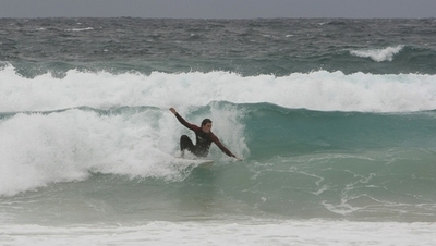 サメにパンチして波に乗って逃げた男、オーストラリア