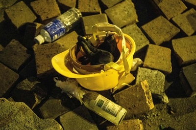 火炎瓶に壊れた眼鏡...衝突を物語る残骸 香港理工大