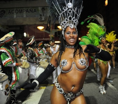 ウルグアイで「世界有数の長期カーニバル」開幕