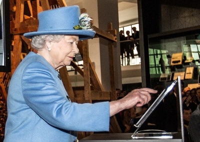 英エリザベス女王が初ツイート、ロンドンの科学博物館から