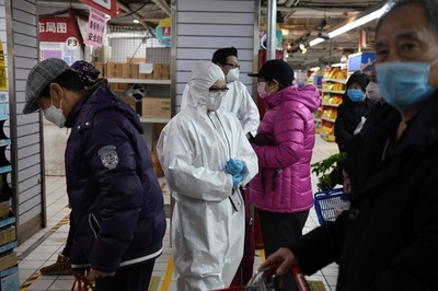 新型ウイルス、中国の死者38人増 感染者は3日連続減少  買い物客に「1mルール」も