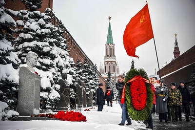 スターリン生誕143年、墓の前で式典開催 ロシア