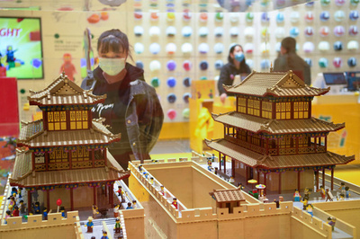 ポケモン、ウルトラマン、ガンダム… おもちゃに夢中になる中国の大人たち