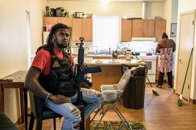 武器を手に黒人社会守る自警団「自由の戦士」 米ミネアポリス