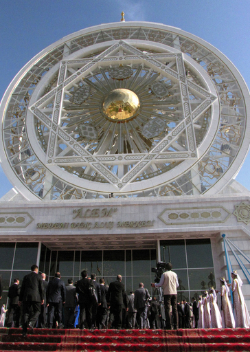 トルクメニスタンに奇妙な巨大観覧車、ギネス記録認定