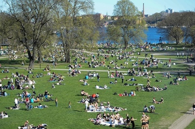 好天の欧州、日差しを楽しむ人々