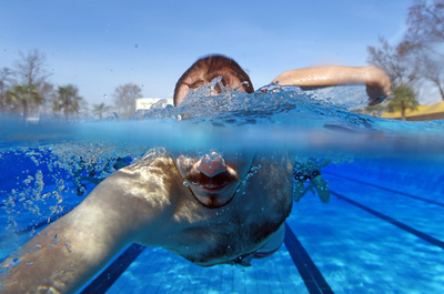 トップレス遊泳の禁止は違法、トランスジェンダーの訴え認め スウェーデン機関