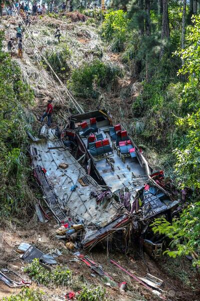 巡礼者ら乗せたバスが茶畑に転落、21人死亡 スリランカ