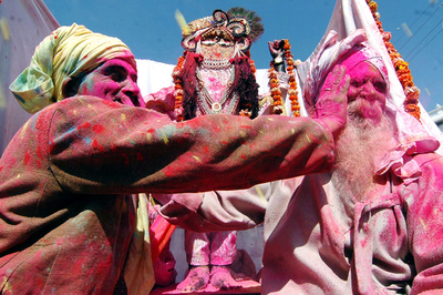 春を告げるお祭り「Holi」 色鮮やかに開催中 - インド