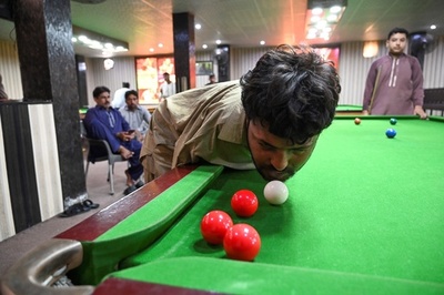 両腕のないパキスタン人男性、「唯一無二」のスヌーカー・プレーヤーに