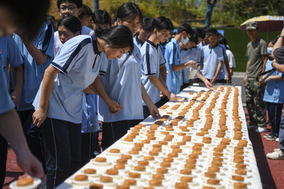 丸い月餅は時代を映す 中国で多様な商品販売