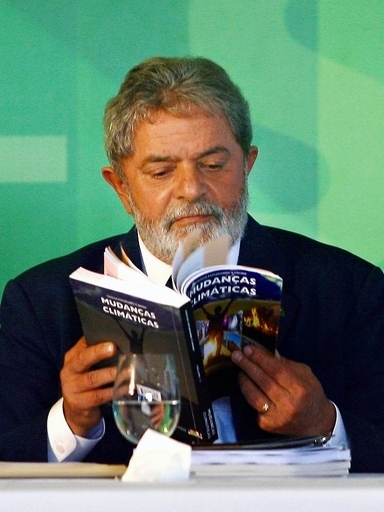 ブラジル大統領、「胸焼け」するから新聞読まない